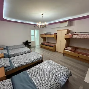  Hostel Happy